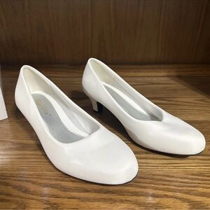 Angel Flex, Women’s Pumps Size 7M White Faux Leather Slip-on 2" Heel.